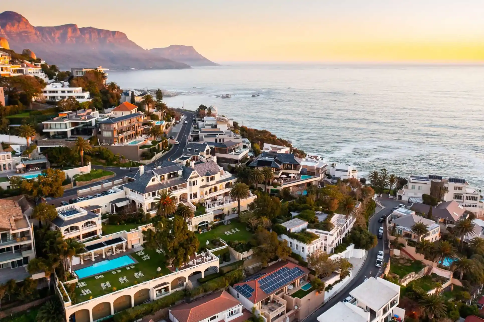 vista panorámica de lujosas casas algunas con vista al mar en sudafrica