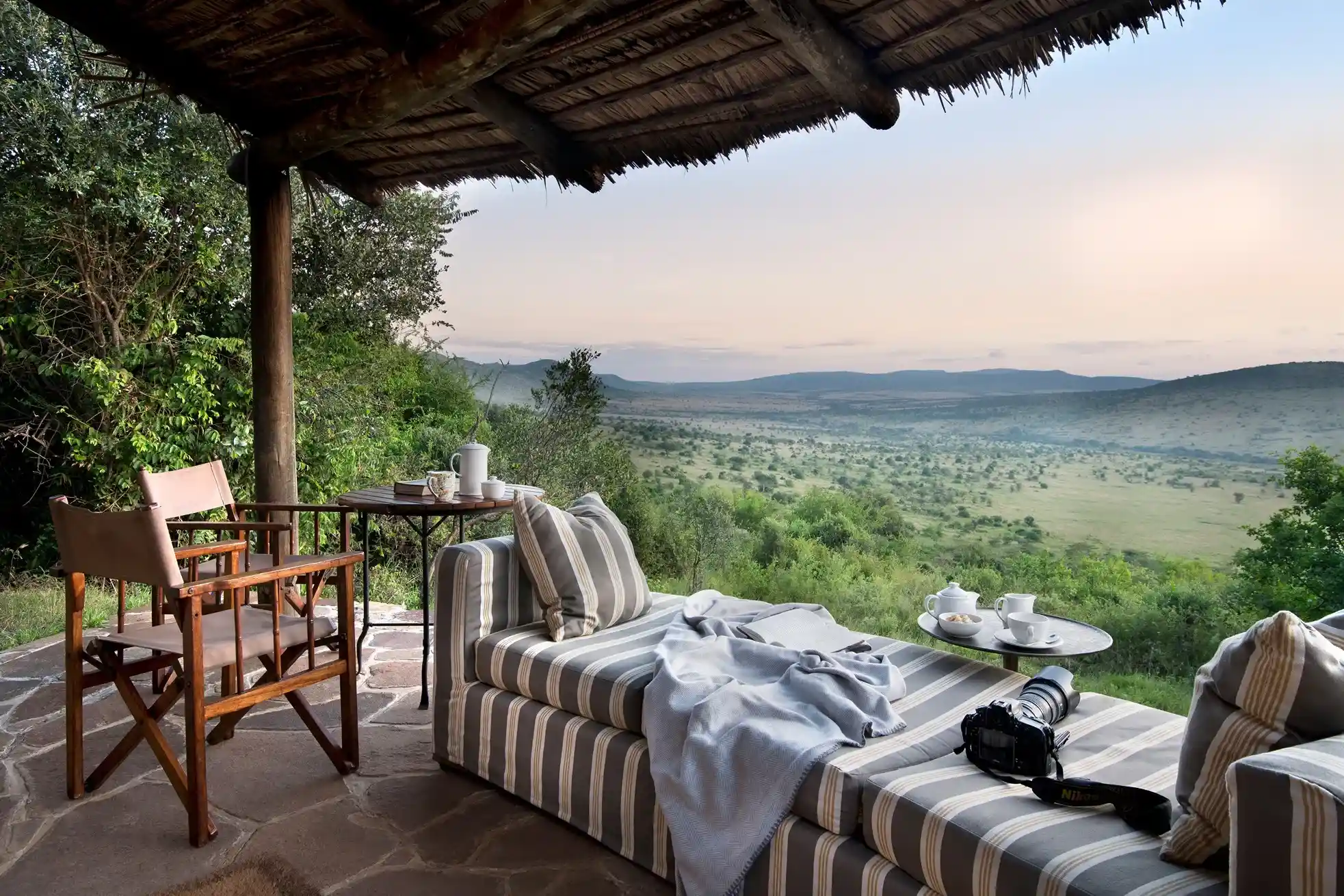 balcón con asiento cómodos y desayuno para disfrutar de una hermosa vista en safari majestic