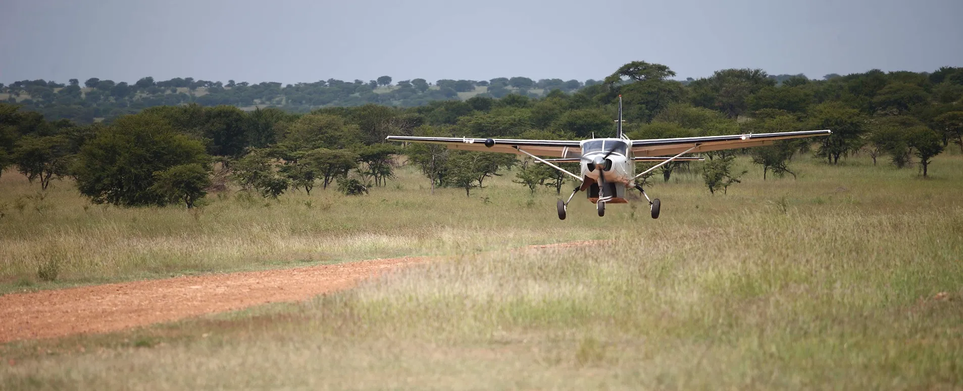 avioneta aterrizando en Tanzania