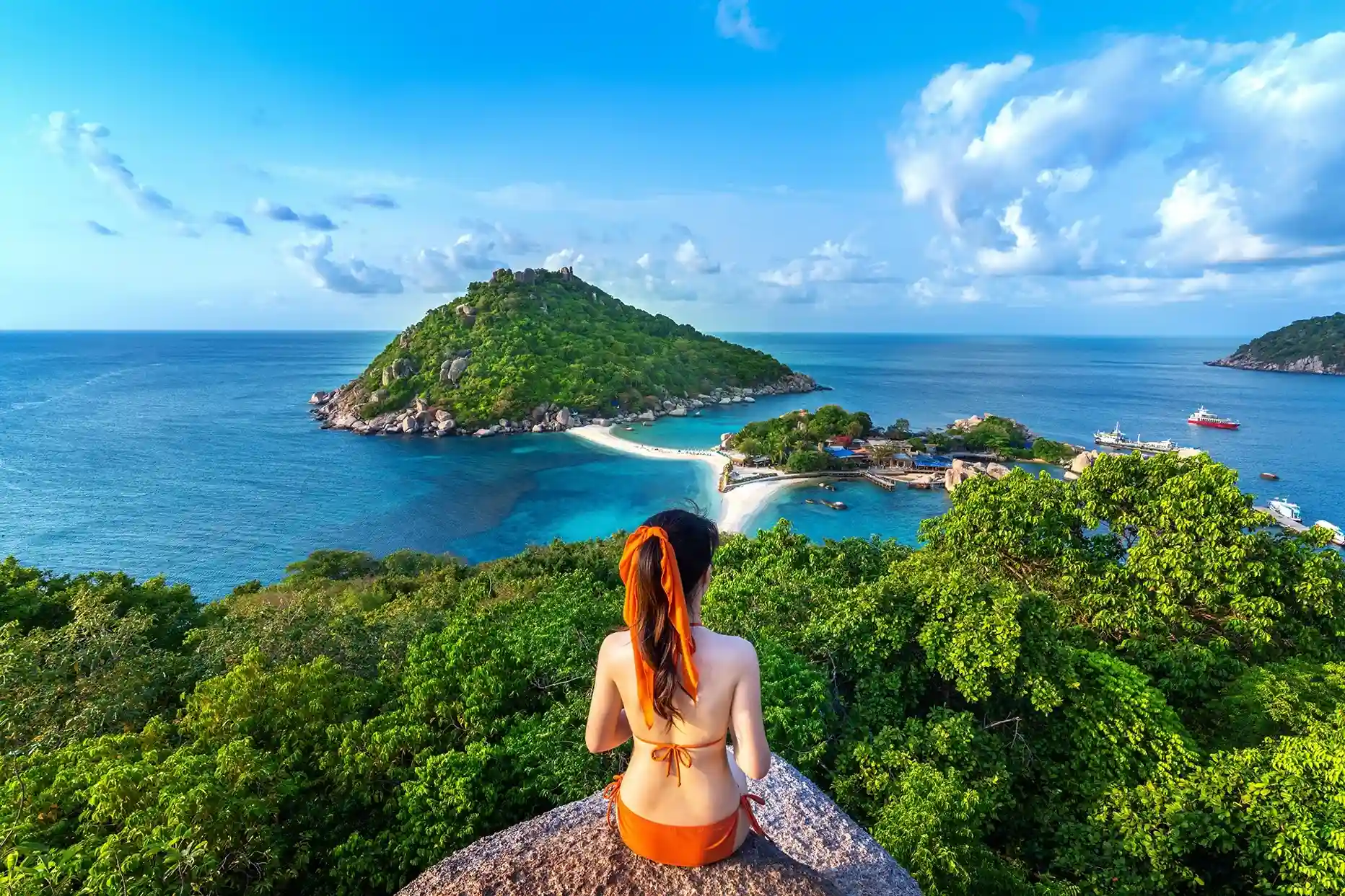 turista apreciando una hermosa vista de la isla Seychelles