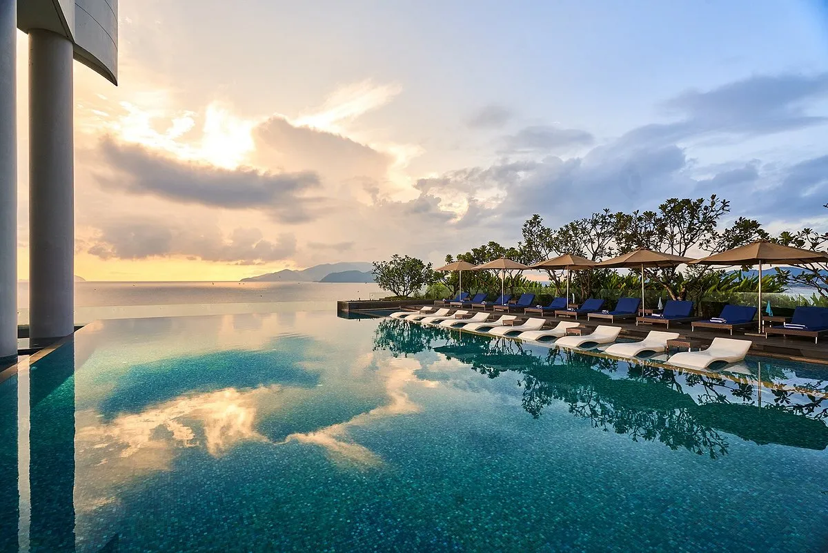 piscina de lujo con cómodas sillas para que puedan relajarse y disfrutar de una espectacular vista en el Sheraton nha trang