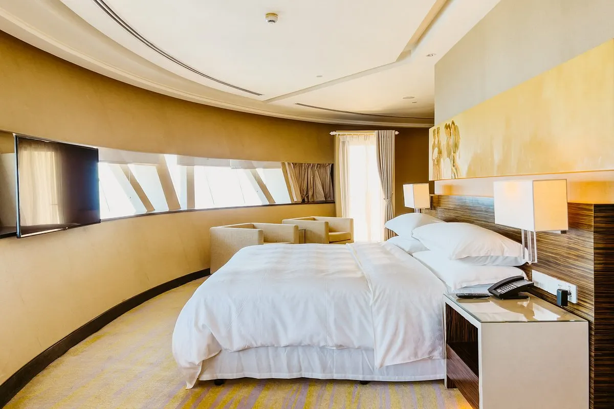 habitación de lujo con cama para dos personas con un decorado muy moderno con buena iluminación para una cómoda y relajante instancia.