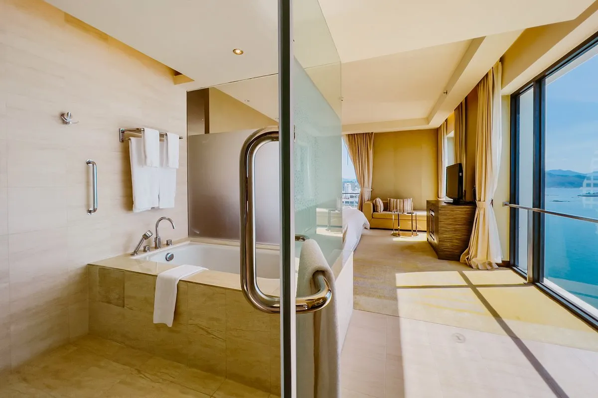 baño de lujo con tina donde vas a poder disfrutar de un relajante baño de espumas