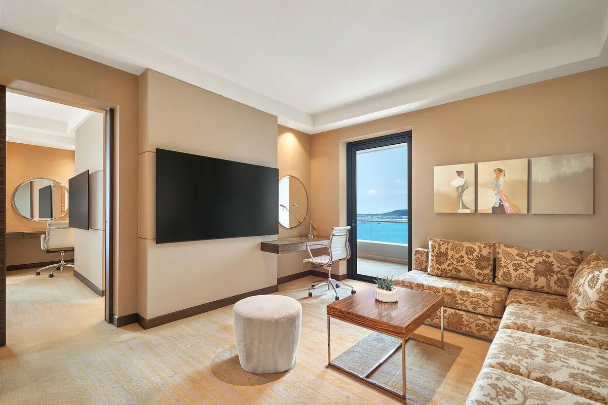 habitación grande de lujo con sala donde vas a poder relajarte y disfrutar de buen programa o de una espectacular vista al mar