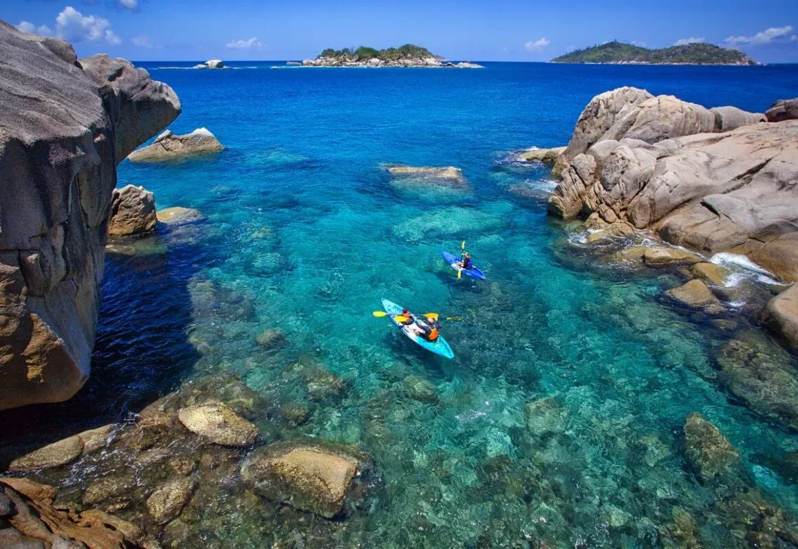 turistas en kayaks explorando las aguas cristalinas de Six Senses Zil Pasyon