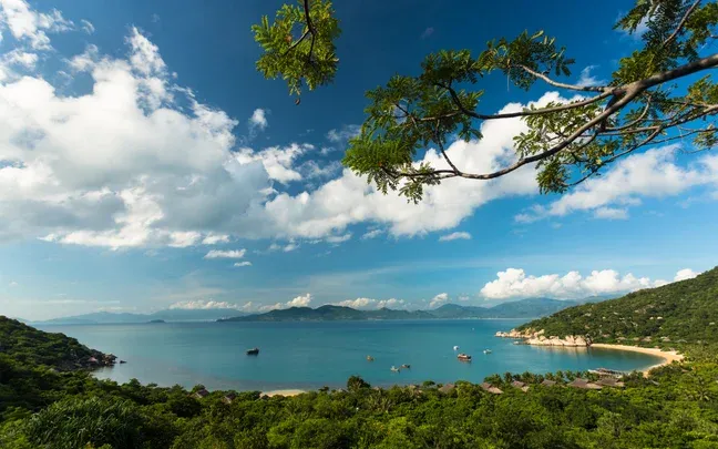 vista panorámica del mar en six senses ninh van bay rodeada arena blanca y de arboles