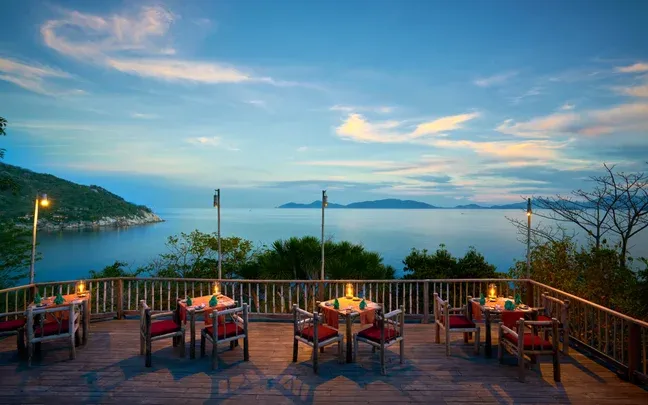 restaurante al aire libre para que puedas disfrutar de una agradable cena al anochecer con una espectacular vista al mar.