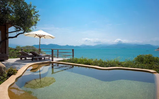 en el six senses ninh van bay vas a poder relajarte en la piscina de lujo con vista al mar
