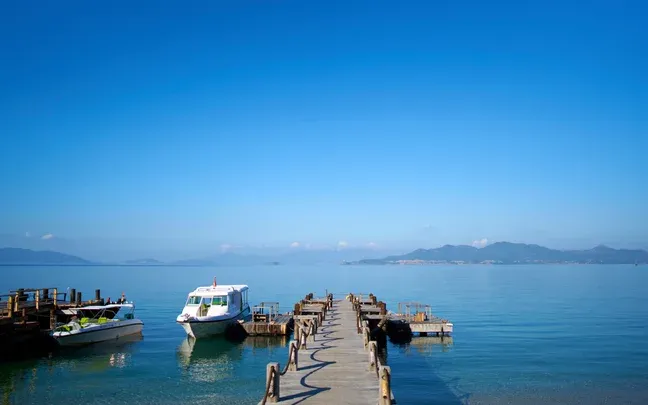 muelle donde los turistas van a poder realizar un recorrido en el mar en los uno de los yates