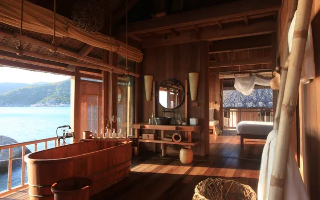 habitación con baño de lujo para relajarte mientras disfrutas de la vista al mar