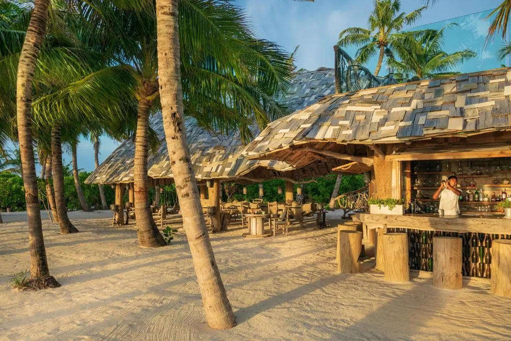 bar en la playa donde se puede degustar de una refrescante bebida