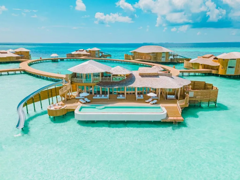 hospedaje de lujo en el mar de la playa maldivas con piscina privada