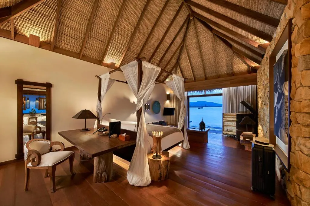 Disfruta de una estancia de lujo en una habitación del hotel Song Saa Island, diseñada para dos personas. Equipado con una cómoda cama, un escritorio funcional y una acogedora sala para relajarte mientras disfrutas de vistas panorámicas al mar.