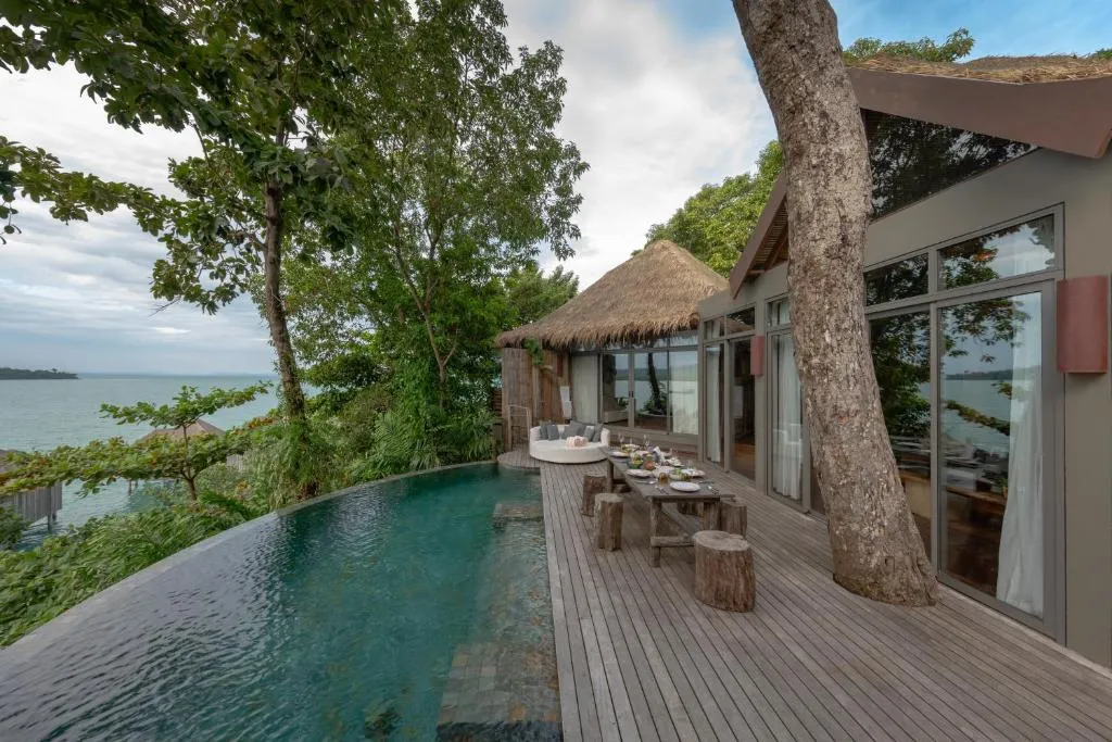 habitación de lujo con balcón privado, equipada con una mesa ideal para disfrutar de un delicioso desayuno mientras contemplas las vistas al mar. Además, tendrás acceso directo a una piscina privada, creando el ambiente perfecto para una estancia relajante.