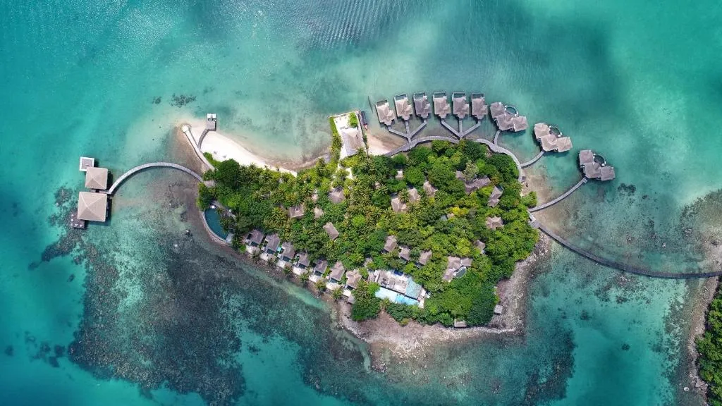 vista panorámica de Song Saa Island, con sus exclusivos hospedajes flotantes sobre el mar turquesa. Este paraíso tropical ofrece una experiencia única.