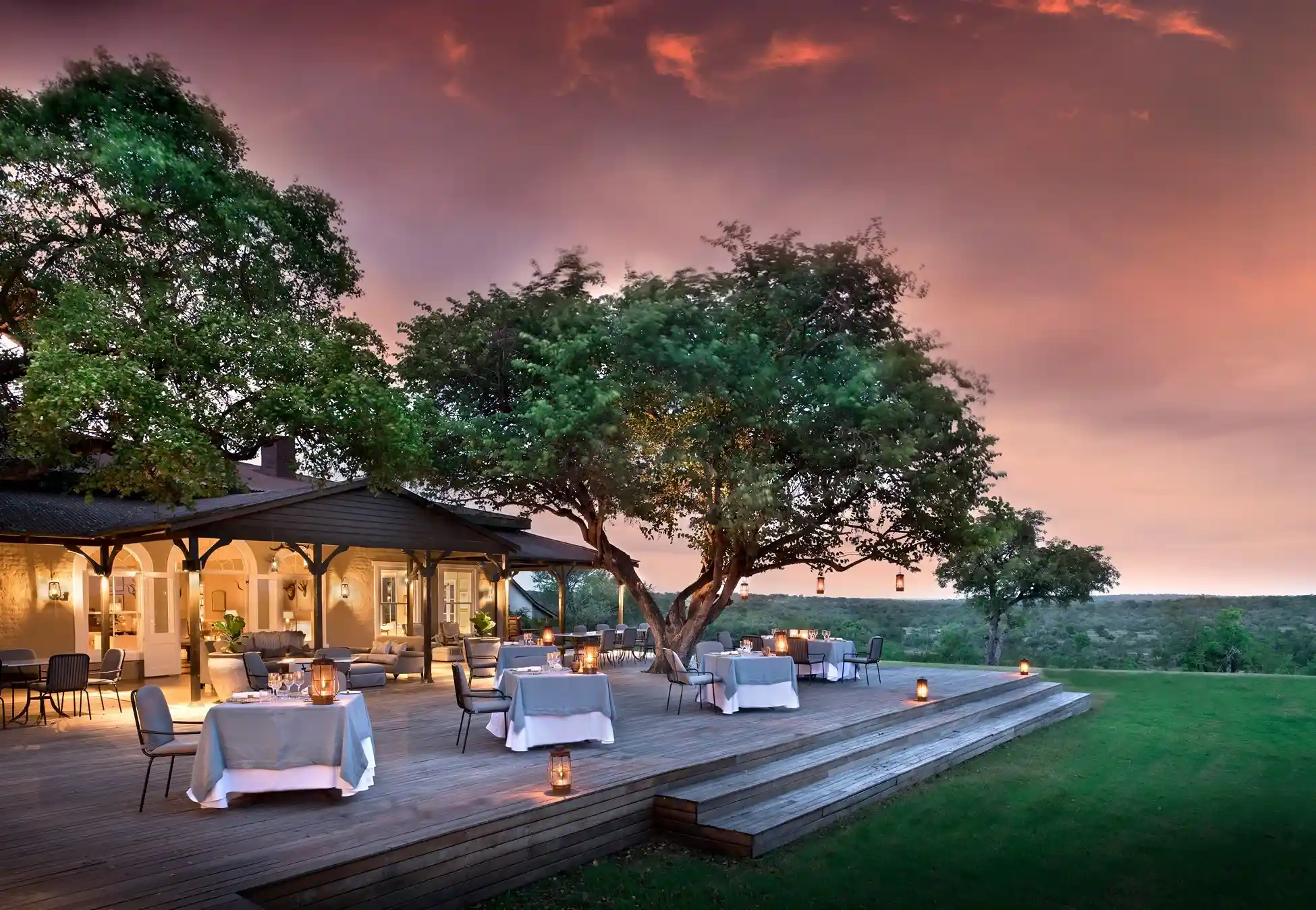 disfruta de una cena en un restaurante de lujo al atardecer
