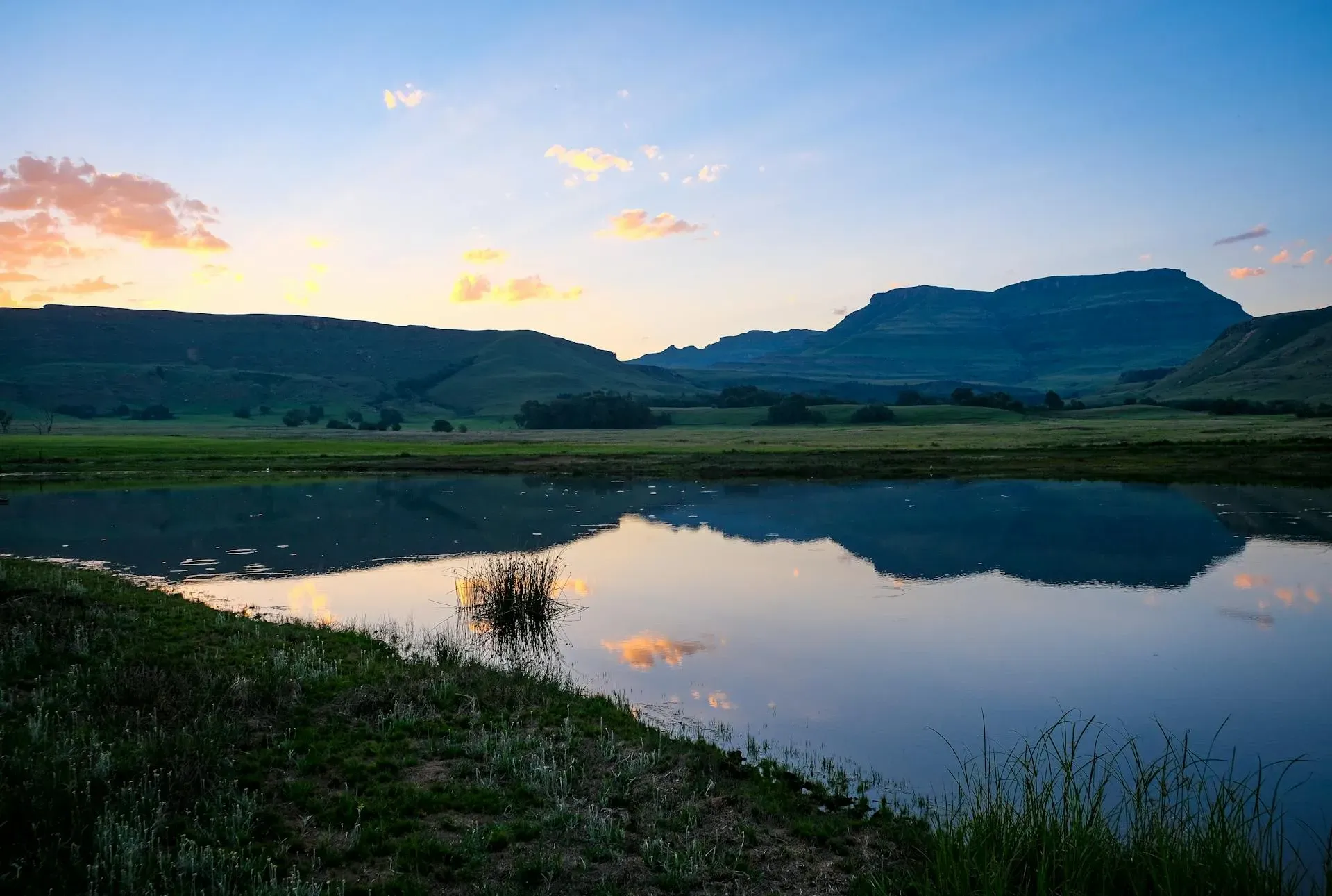 vista del rio, naturaleza y montañas el plan perfecto para disfrutar de tus vacacionales con journale.