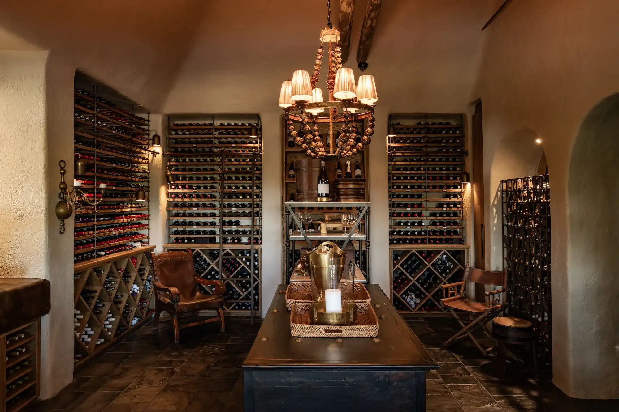 estándar de diferentes clases de vinos con una lampara de diseño antiguo que ilumina toda la habitación