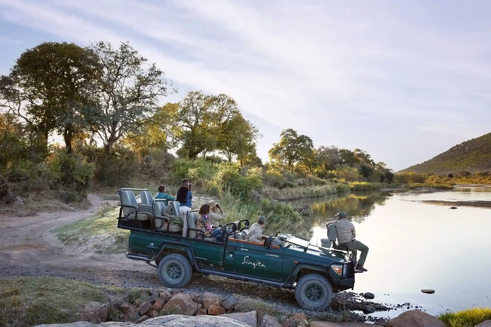 turistas y guías recorriendo el safari en jeep