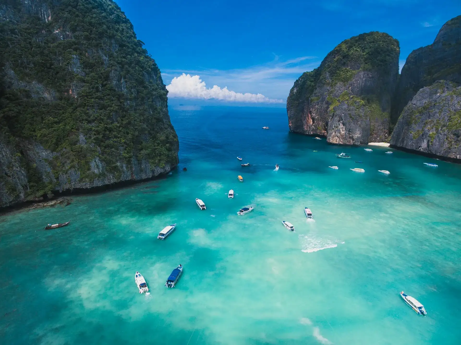 barcos navegando en las aguas claras de la playa de tailandia