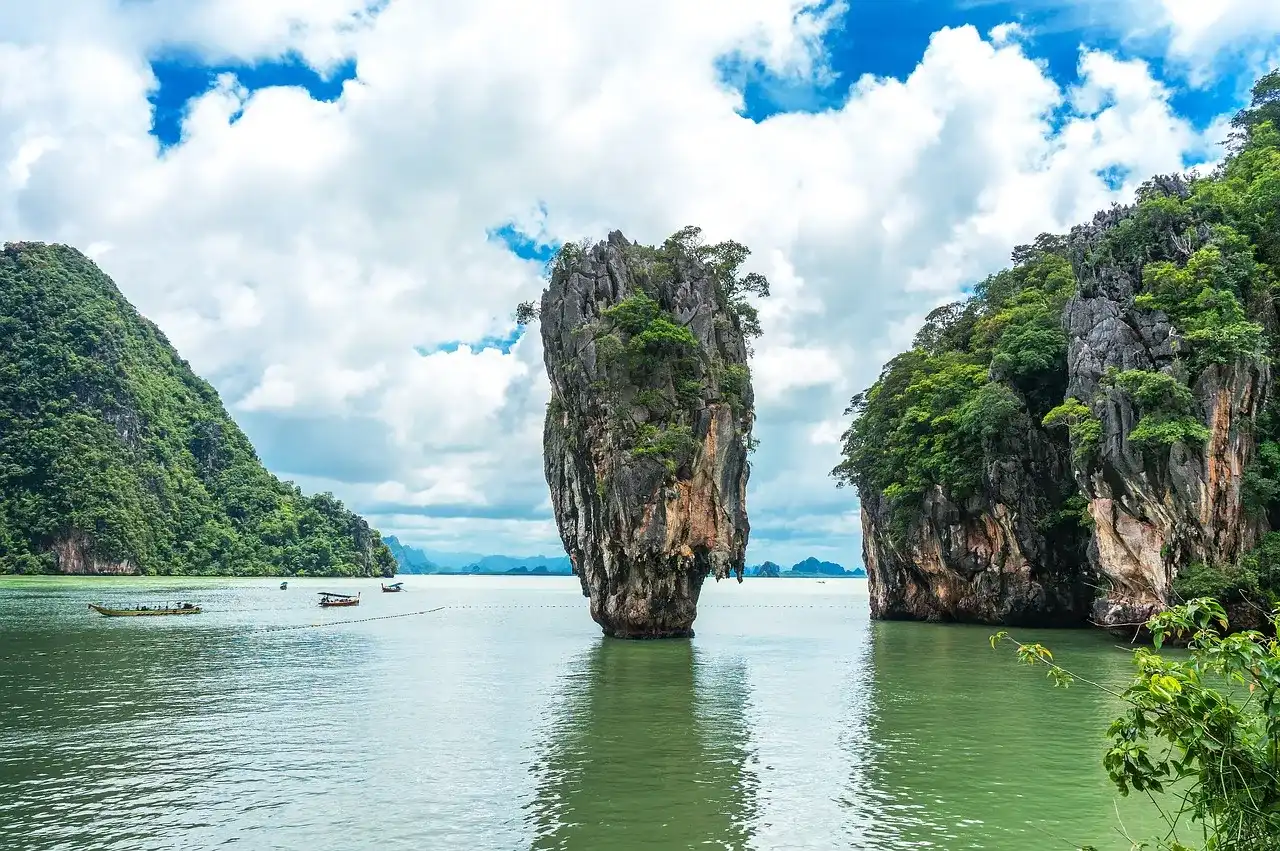 enormes rocas en el agua cristalinas de la playa de tailandia