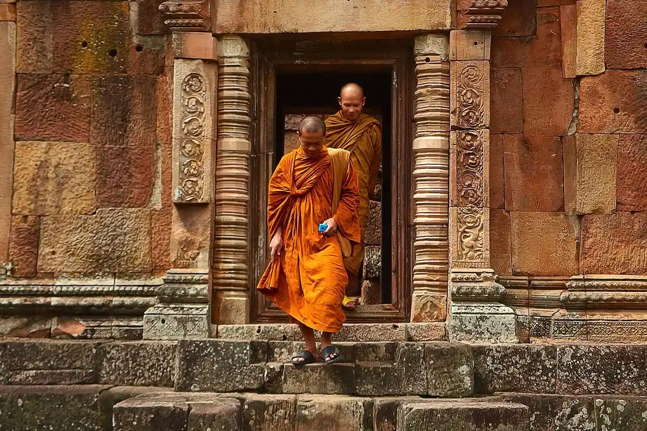monjes saliendo de los antiguos templos en tailandia