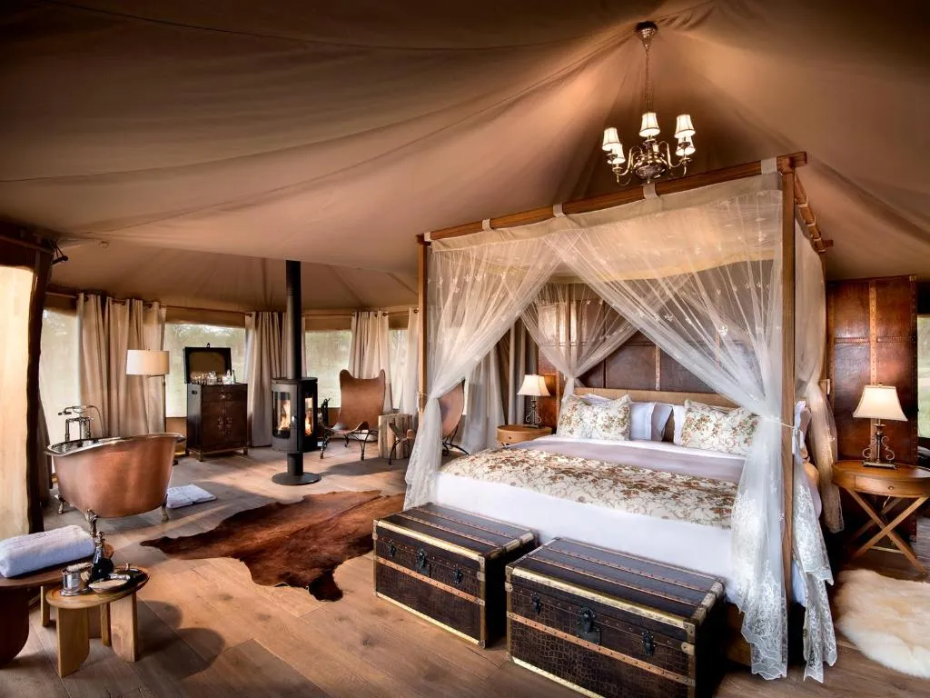 habitación de lujo con cama doble, bañera y ventanales donde vas a poder disfrutar de una gran vista