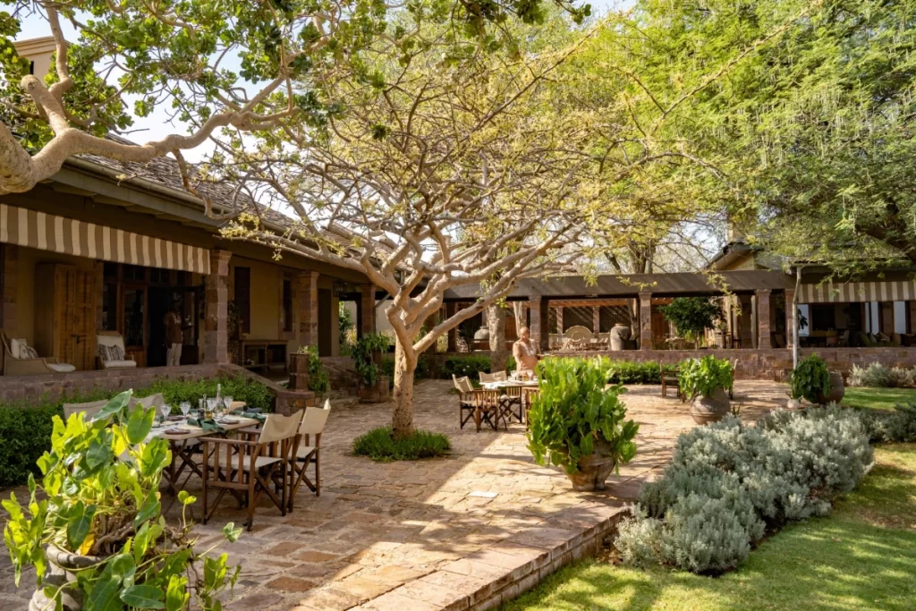 restaurante moderno en tanzania donde los turistas pueden disfrutar de la comida y ver su hermosa vista