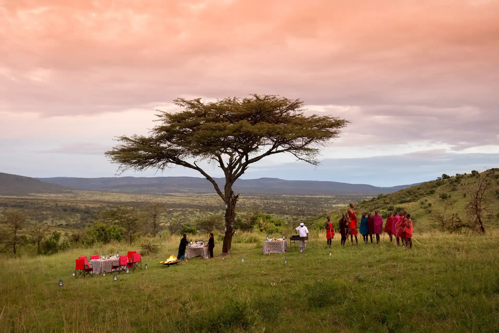 con journale vas a poder disfruta de una cena en Tanzania con una gran vista del atardecer, donde conocerás mas de su cultura y de su gastronomía.