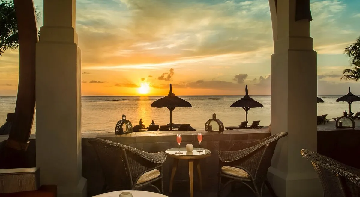 restaurante con vista al mar cuenta sillas cómodas, mesa con copas de vino