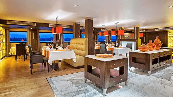 restaurante en el crucero con cómodas sillas con un estilo muy elegante y moderno.