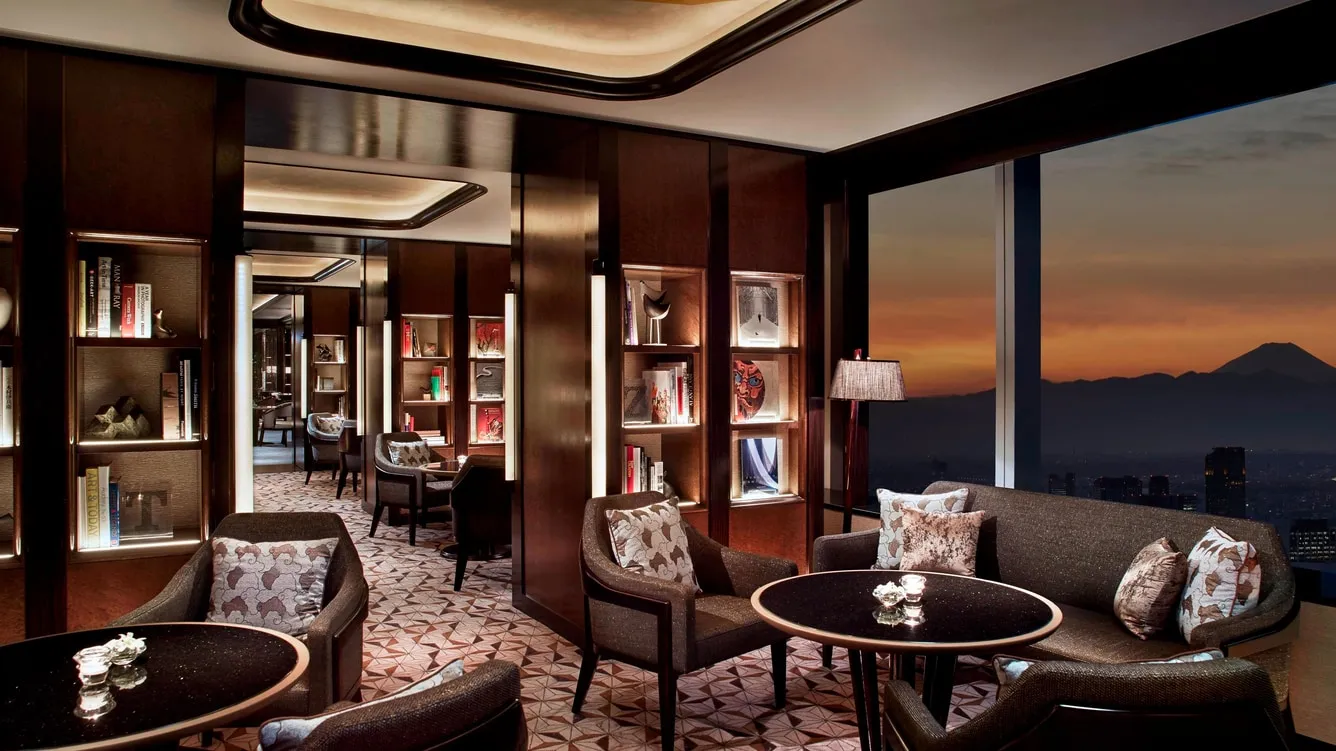 en el hotel The ritz cartlton cuenta con una biblioteca en donde vas a poder leer o pasar el tiempo en un ambiente tranquilo