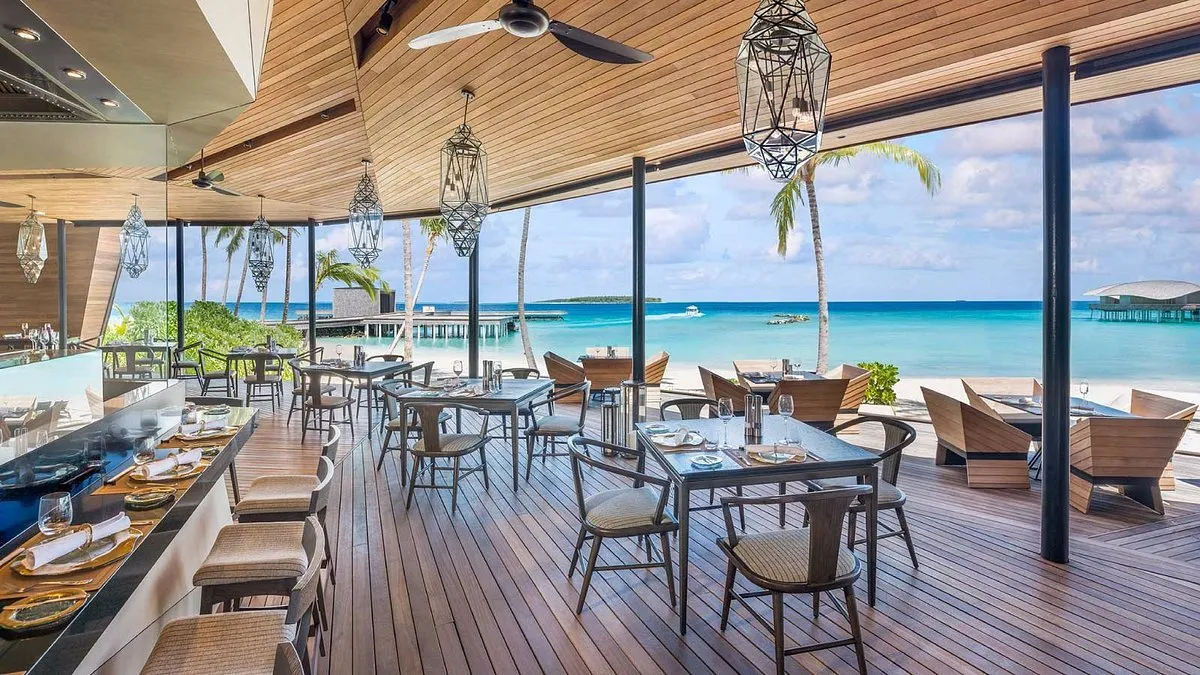 restaurante de lujo en con vista al mar The St. Regis Maldives Vommuli Resort donde vas a poder disfrutar de su gastronomía y de la vista al mar.