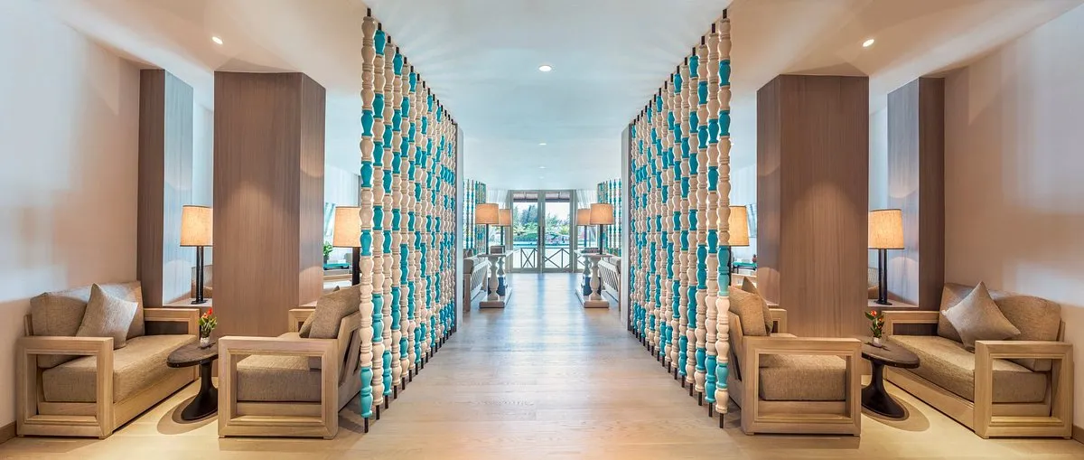 sala de espera del hotel para relajarte mientras esperas tu habitación