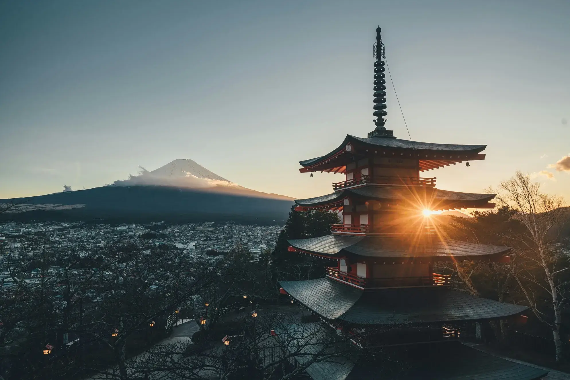 hermosa vista del templo y la ciudad en Tokio en el atardecer