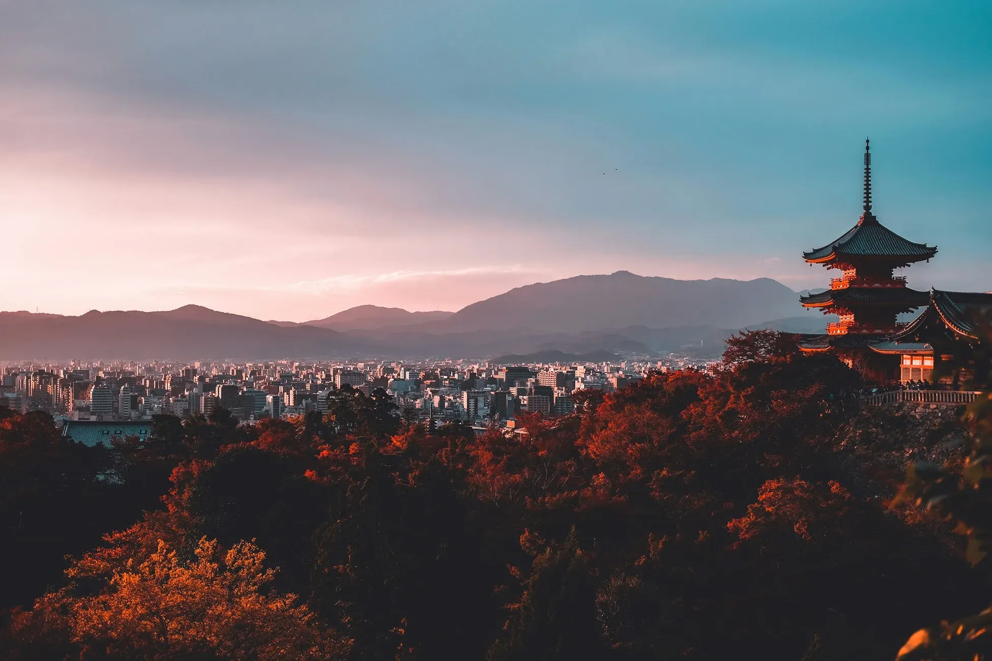 hermosa vista del templo y la ciudad en Tokio en el atardecer