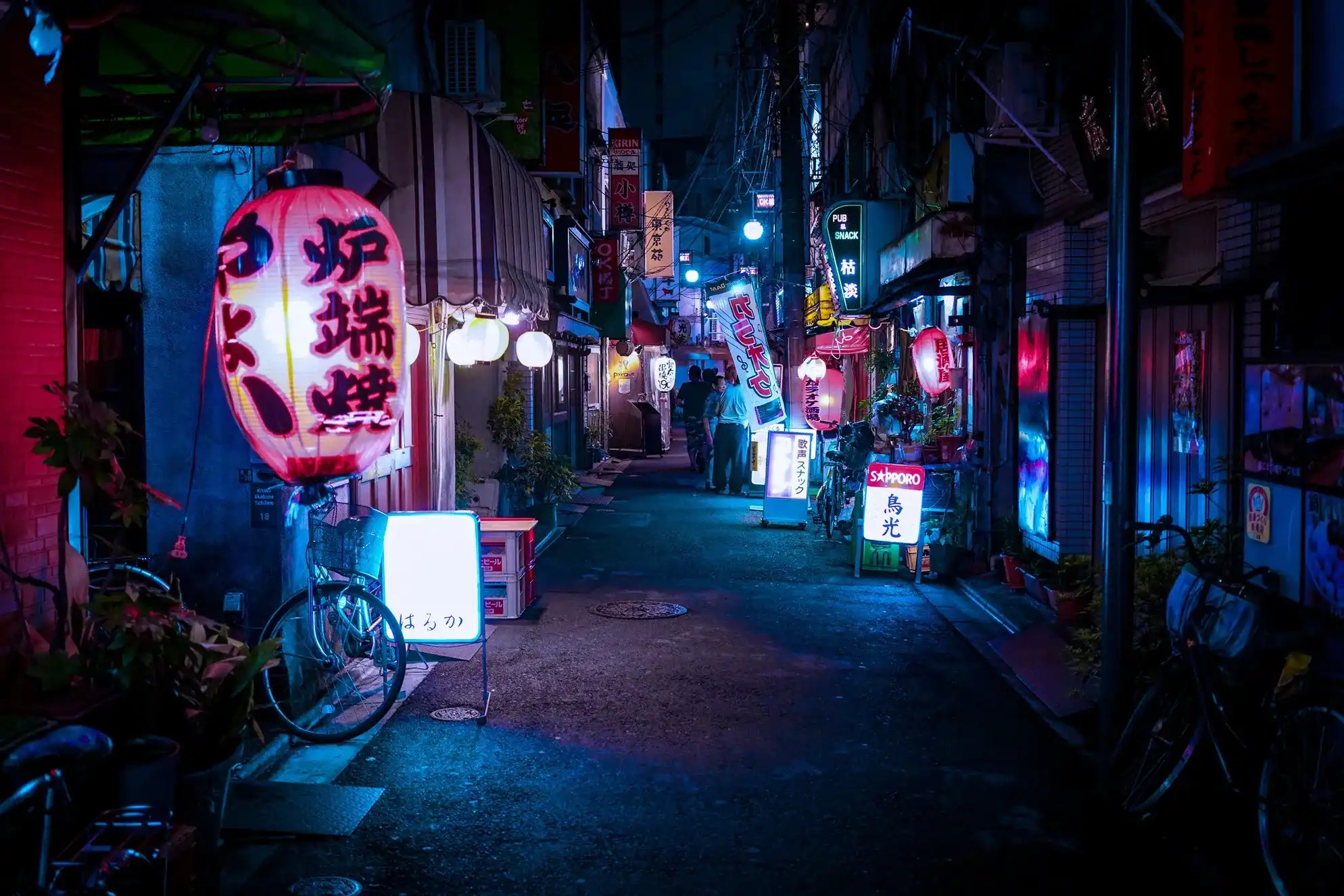 callejón iluminado en Tokio