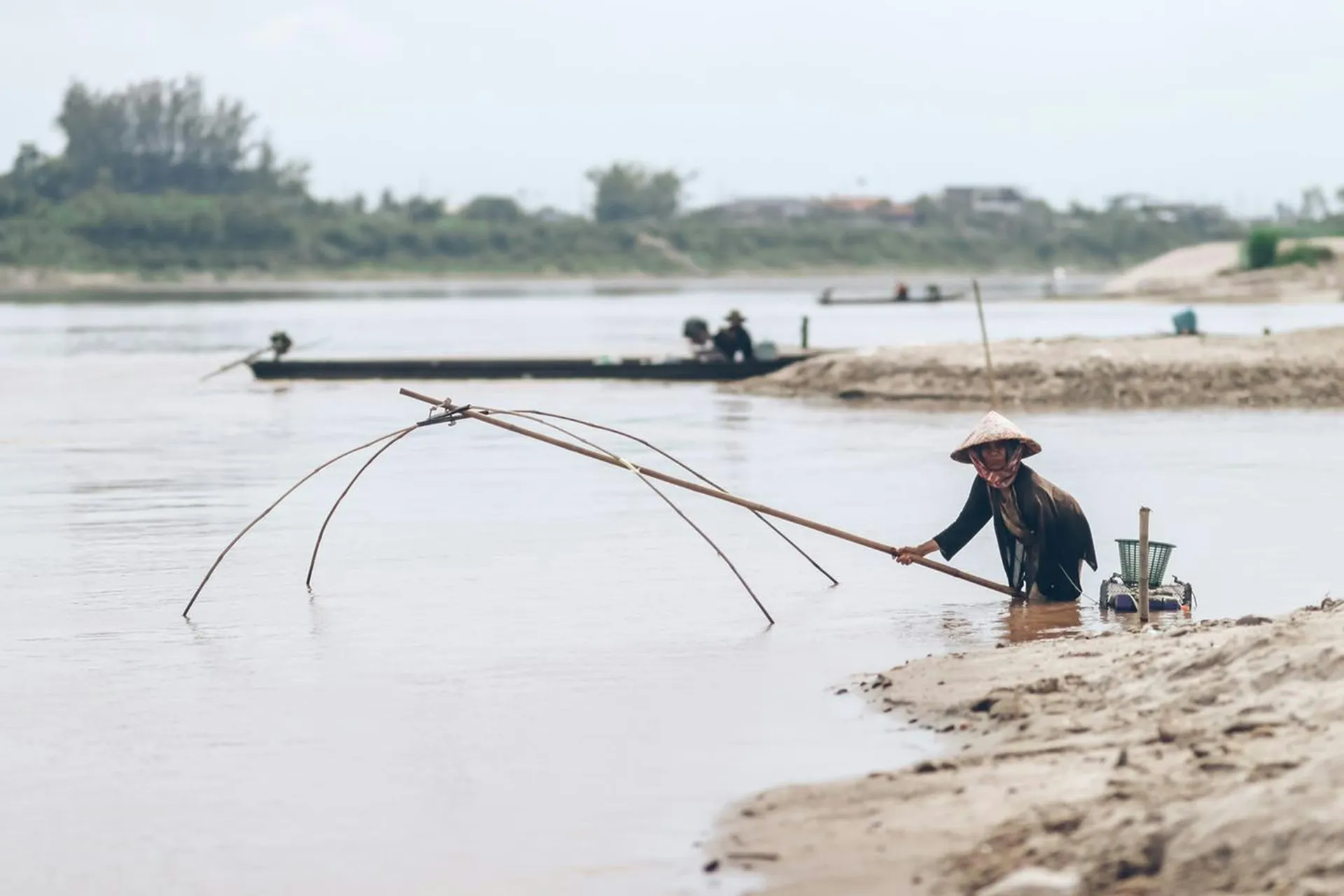señora adulta pescando