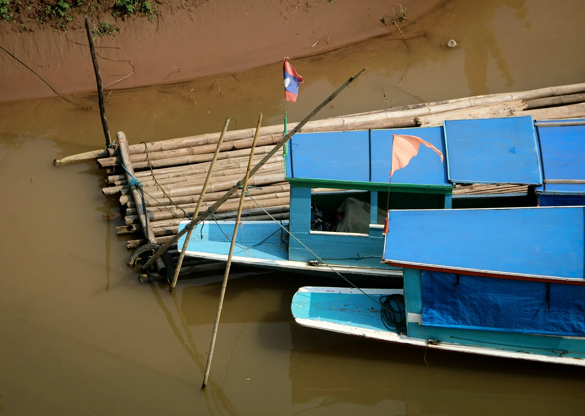 lanchas para realizar recorridos por el rio en laos