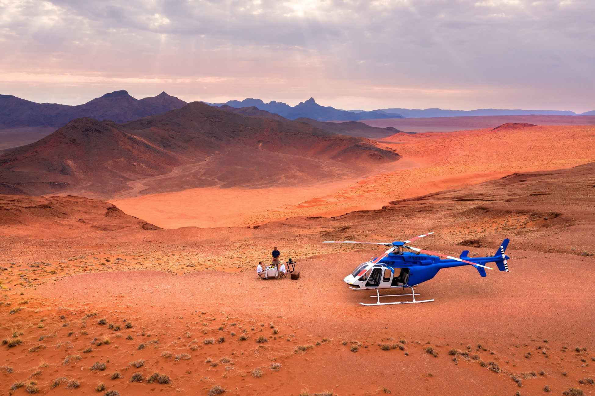 turistas viajaron en helicóptero para una cena en el desierto