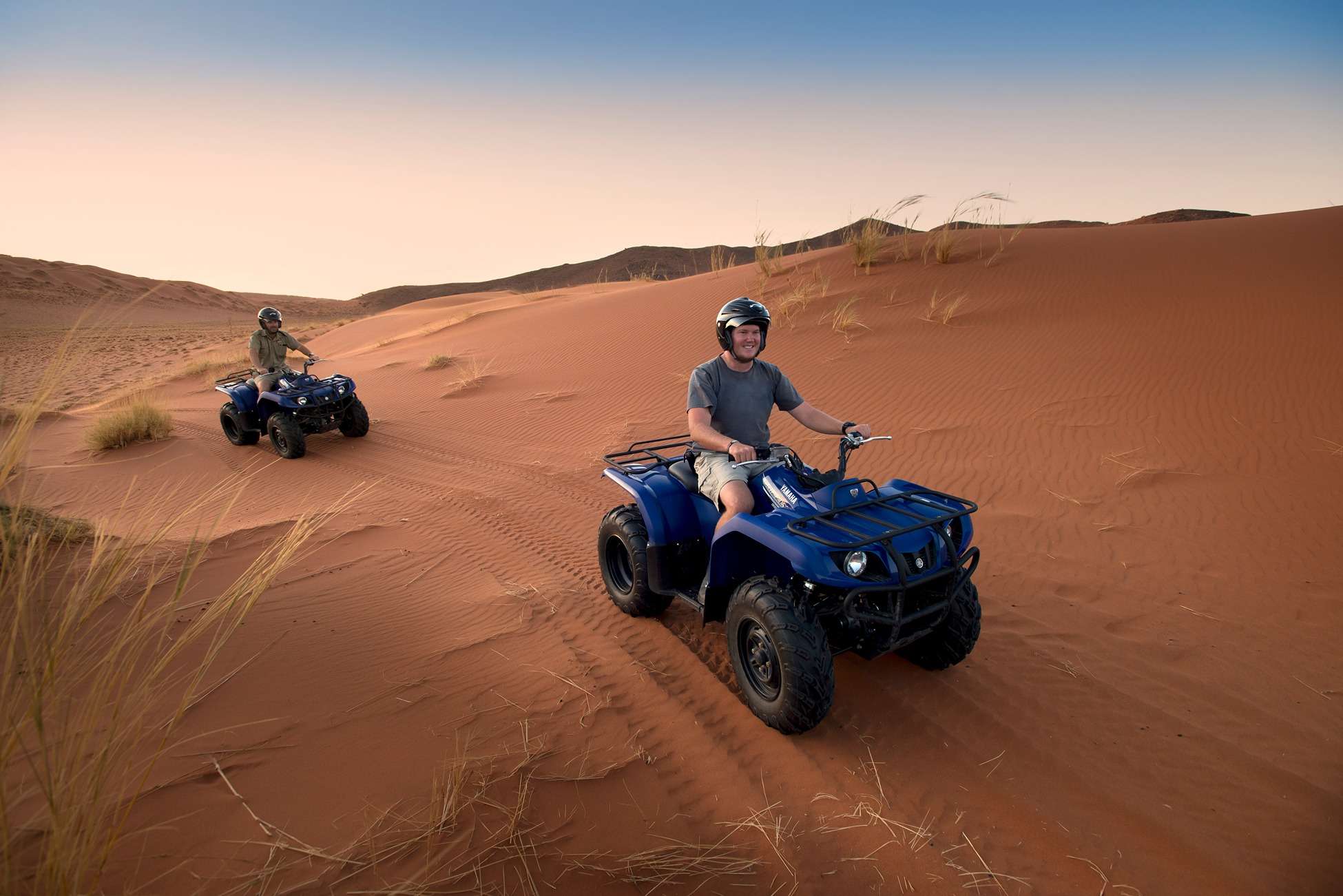 turistas recorriendo el desierto en cuatrimotos