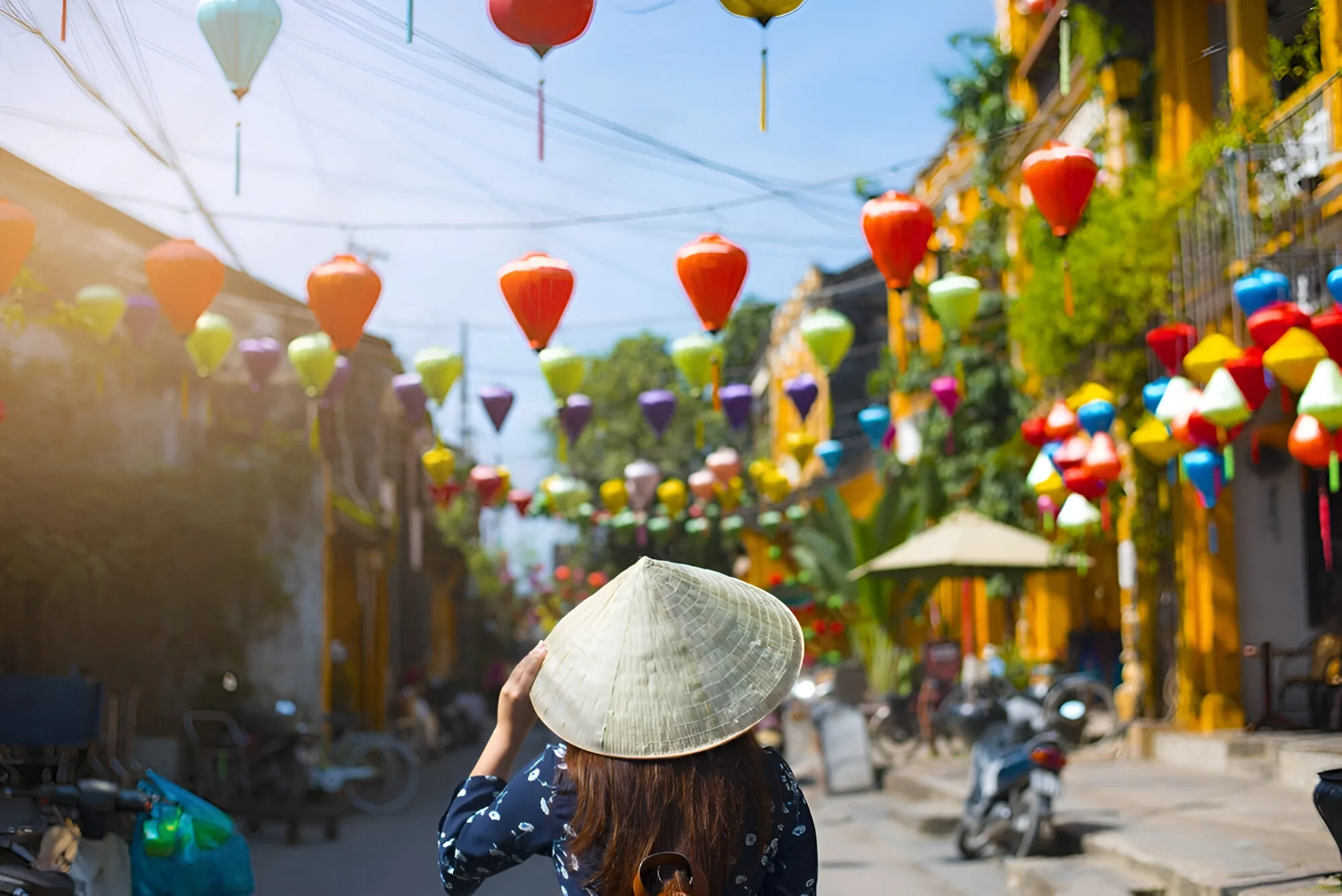 mujer joven en las coloridas calles en Vietnam