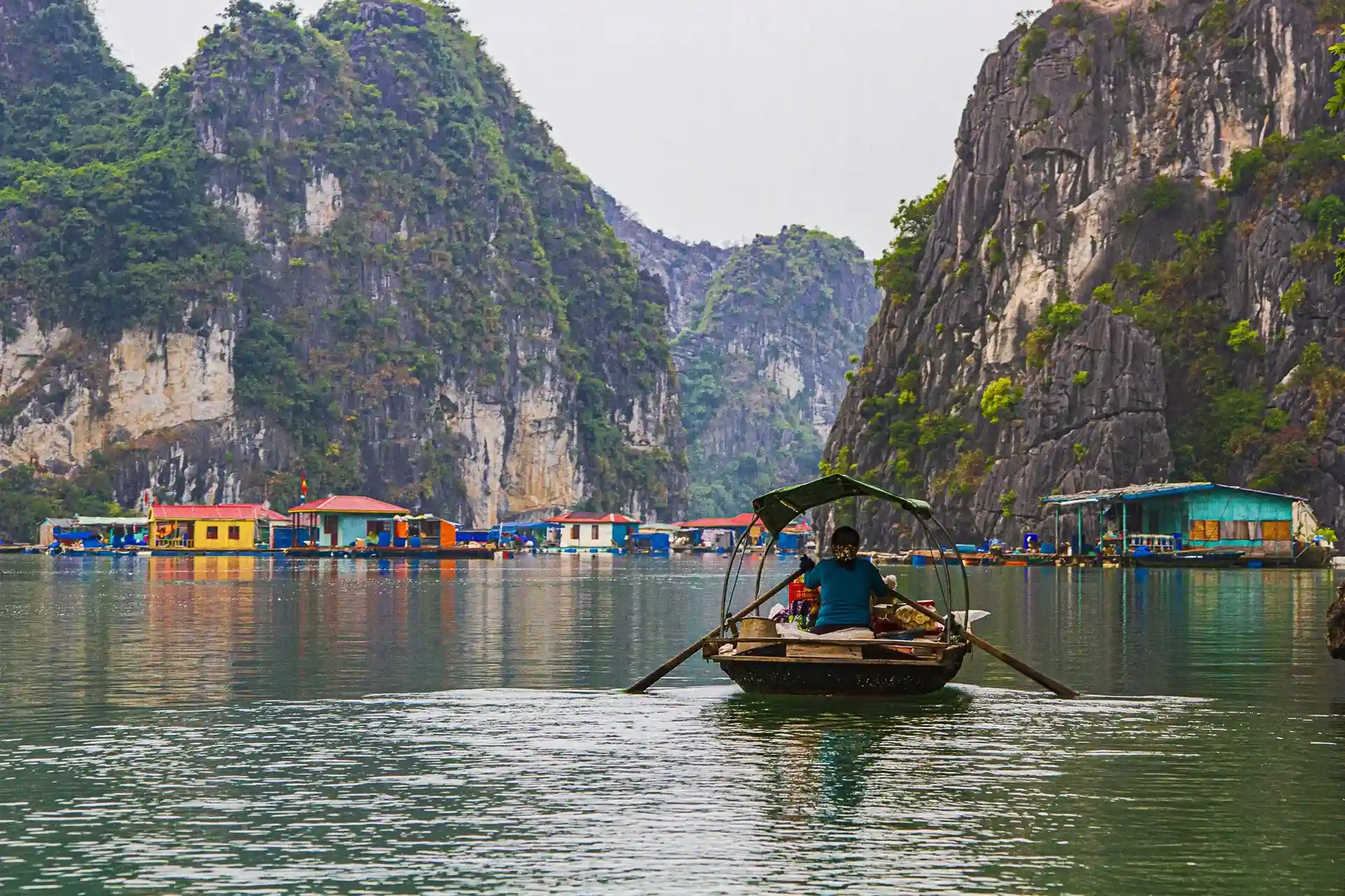 mujer en canoa remando en las aguas de Vietnam