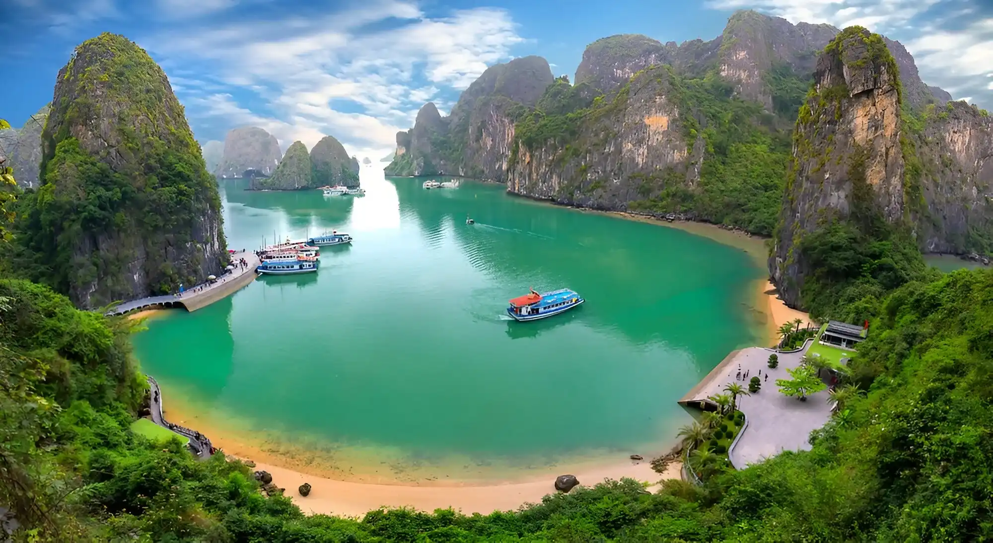 barcos en las aguas cristalinas de las playas de vietnam