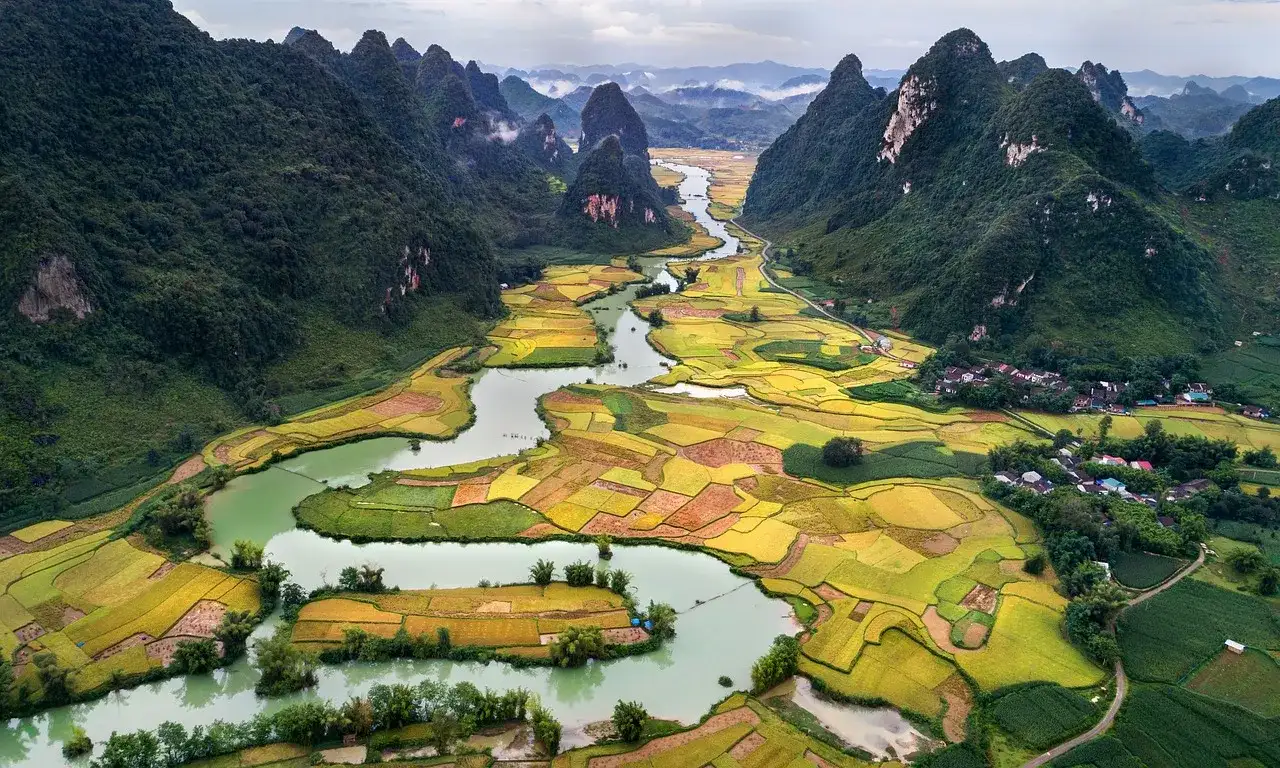 grandes montañas, lagos y casas en uno de los lugares de Vietnam