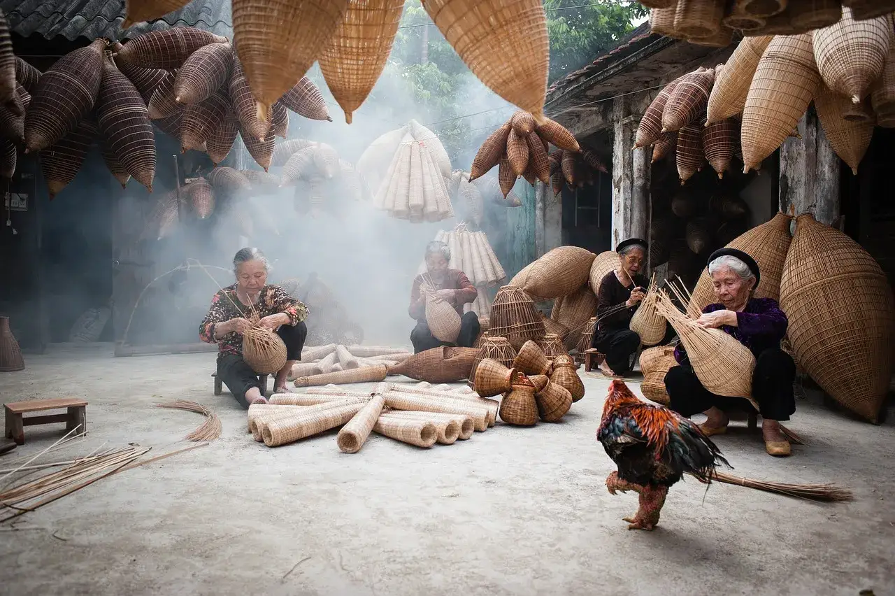 señoras realizando artesanías famosas en Vietnam