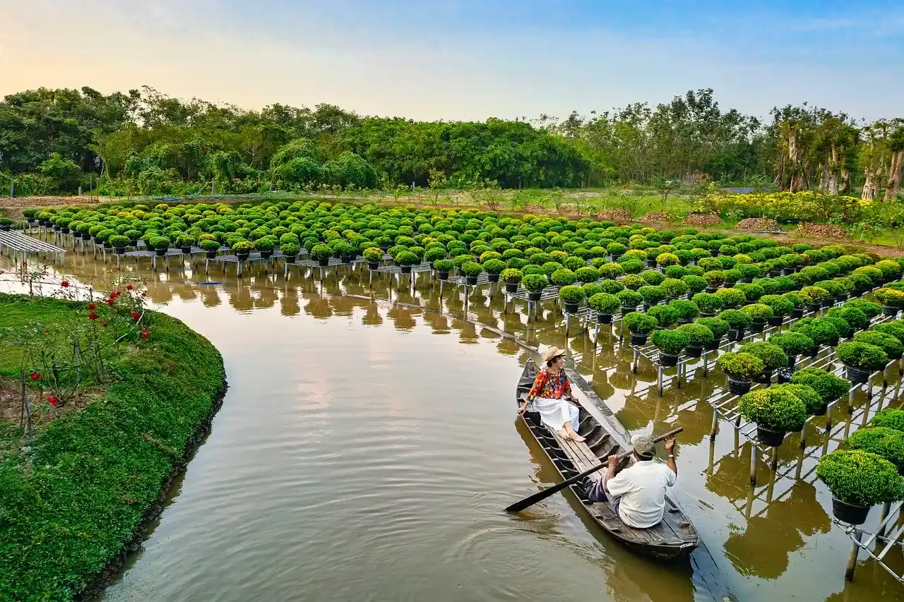 señor y señora montados en una canoa recorriendo los estándares de flores