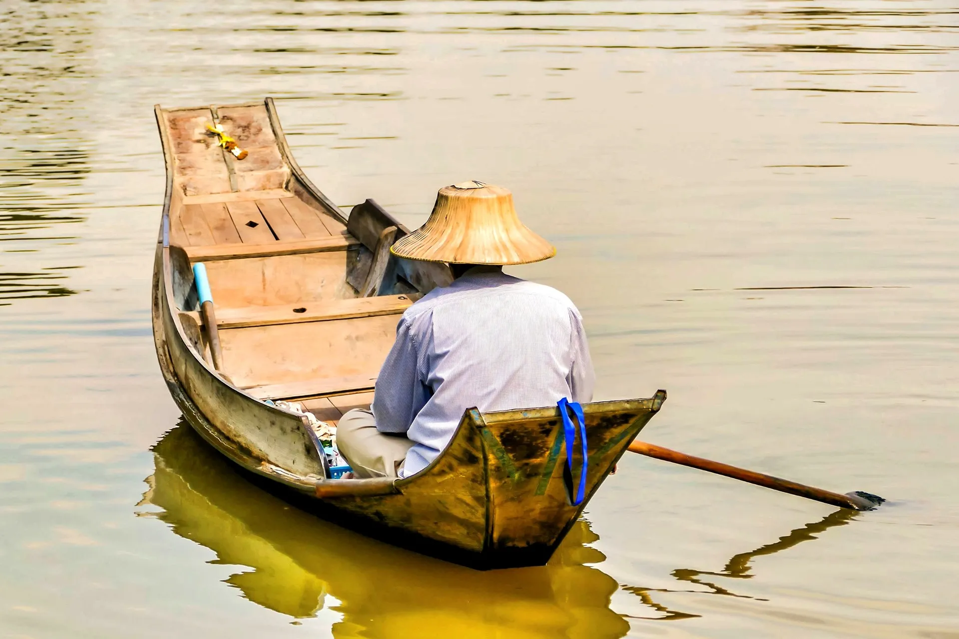 señor en una canoa remando en las aguas de vietnam