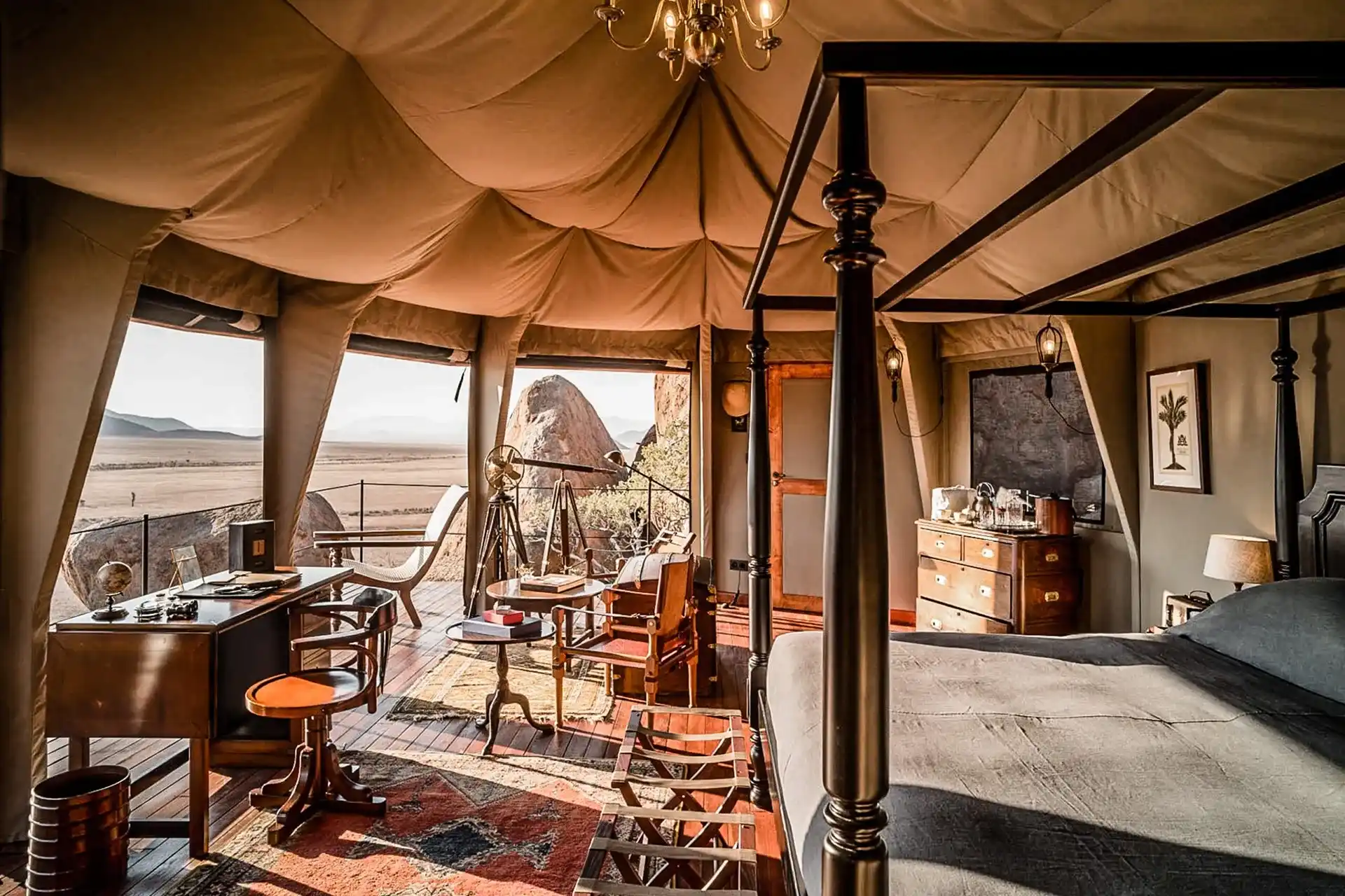 El hotel zannier Hotels Sonop cuenta con una cama para dos personas, un escritorio y una silla de color café. Desde el balcón, se disfruta de una vista panorámica del desierto