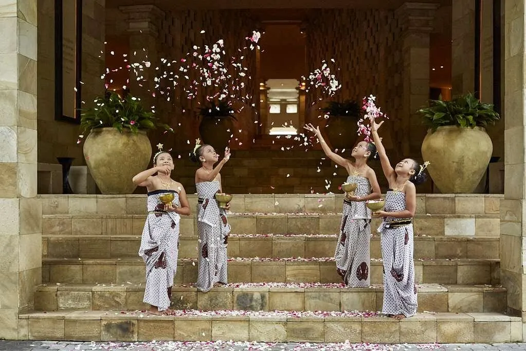 niñas ubicadas en las escaleras lanzando flores.
